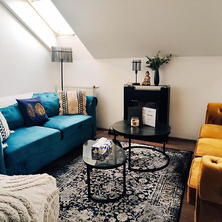 Spacious Flat & Parking Possibility, 3 Stops To Wenceslav Square Praga Esterno foto