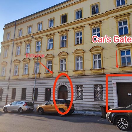 Spacious Flat & Parking Possibility, 3 Stops To Wenceslav Square Praga Esterno foto