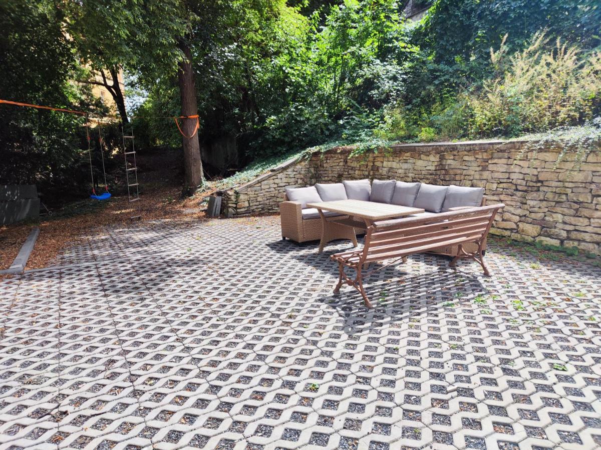 Spacious Flat & Parking Possibility, 3 Stops To Wenceslav Square Praga Esterno foto