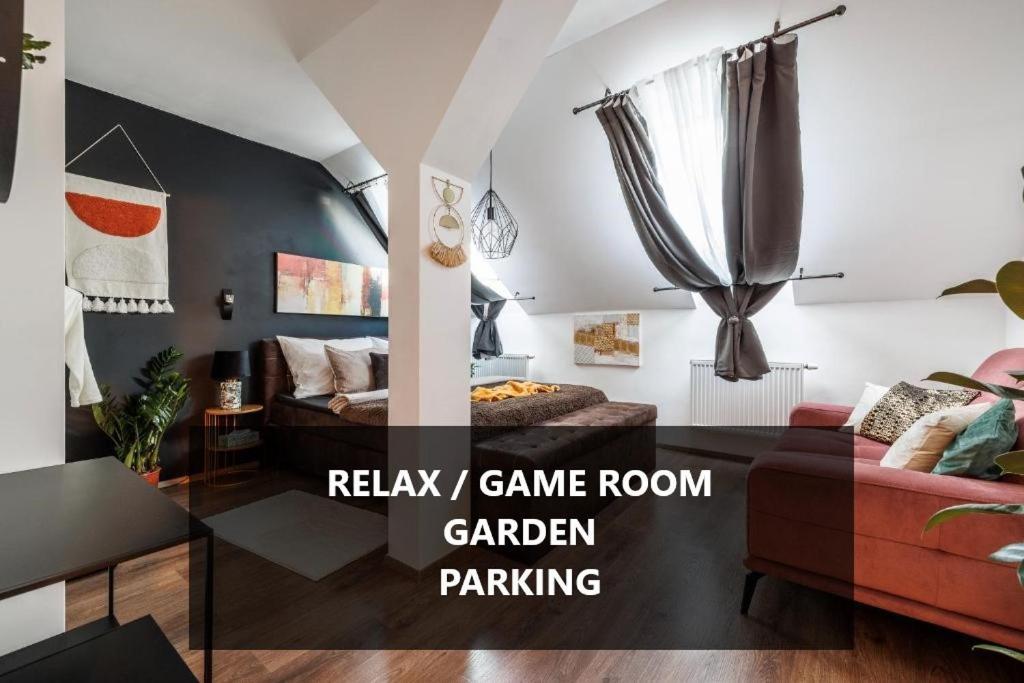 Spacious Flat & Parking Possibility, 3 Stops To Wenceslav Square Praga Esterno foto