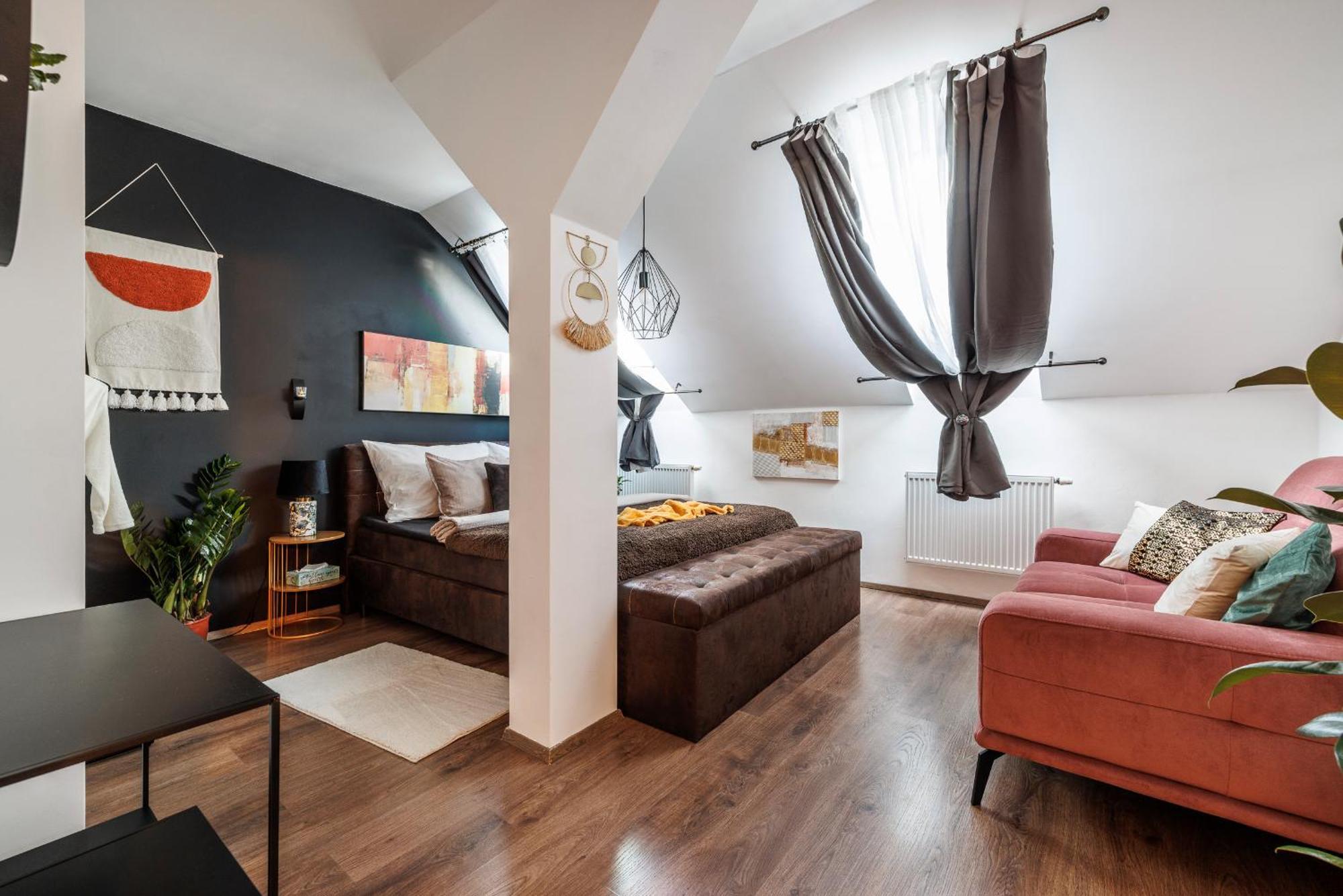Spacious Flat & Parking Possibility, 3 Stops To Wenceslav Square Praga Esterno foto