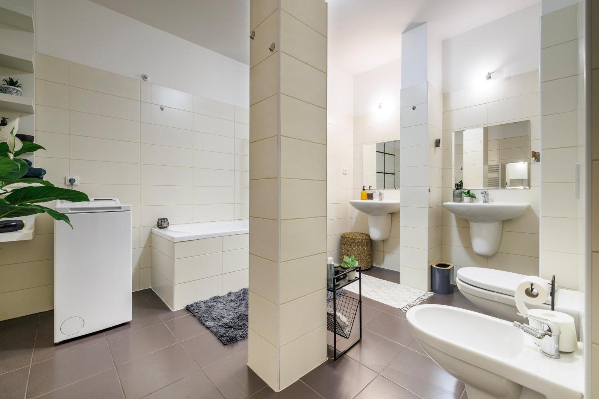 Spacious Flat & Parking Possibility, 3 Stops To Wenceslav Square Praga Esterno foto