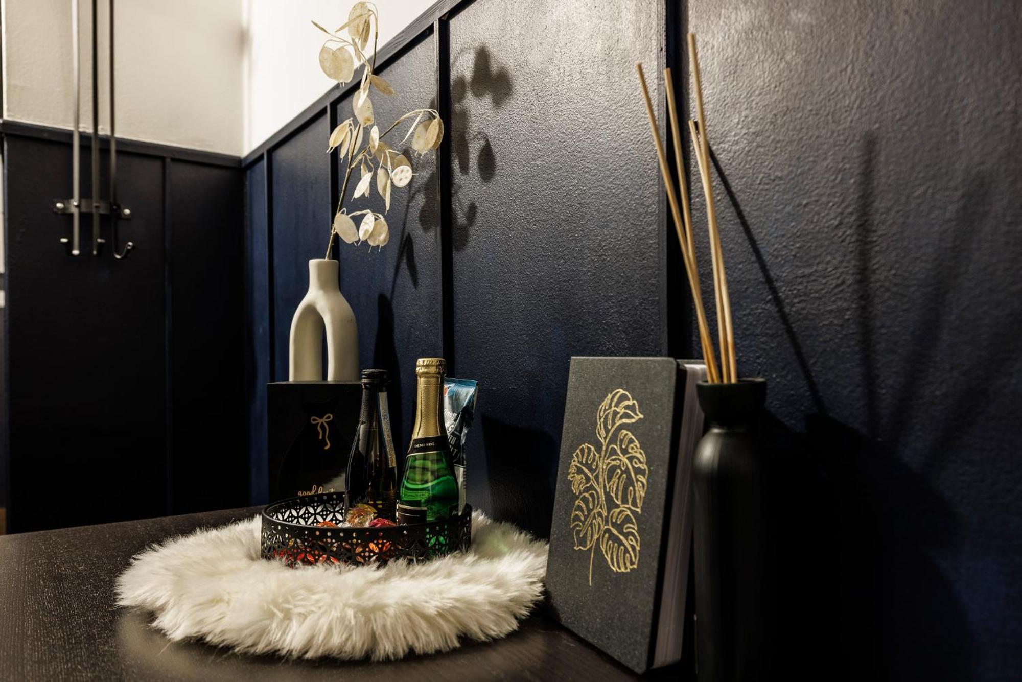 Spacious Flat & Parking Possibility, 3 Stops To Wenceslav Square Praga Esterno foto