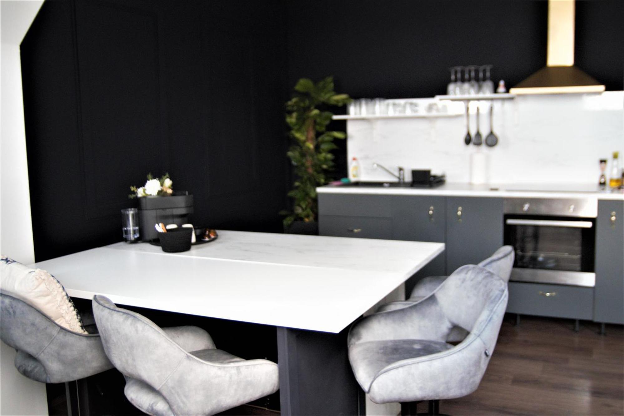 Spacious Flat & Parking Possibility, 3 Stops To Wenceslav Square Praga Esterno foto